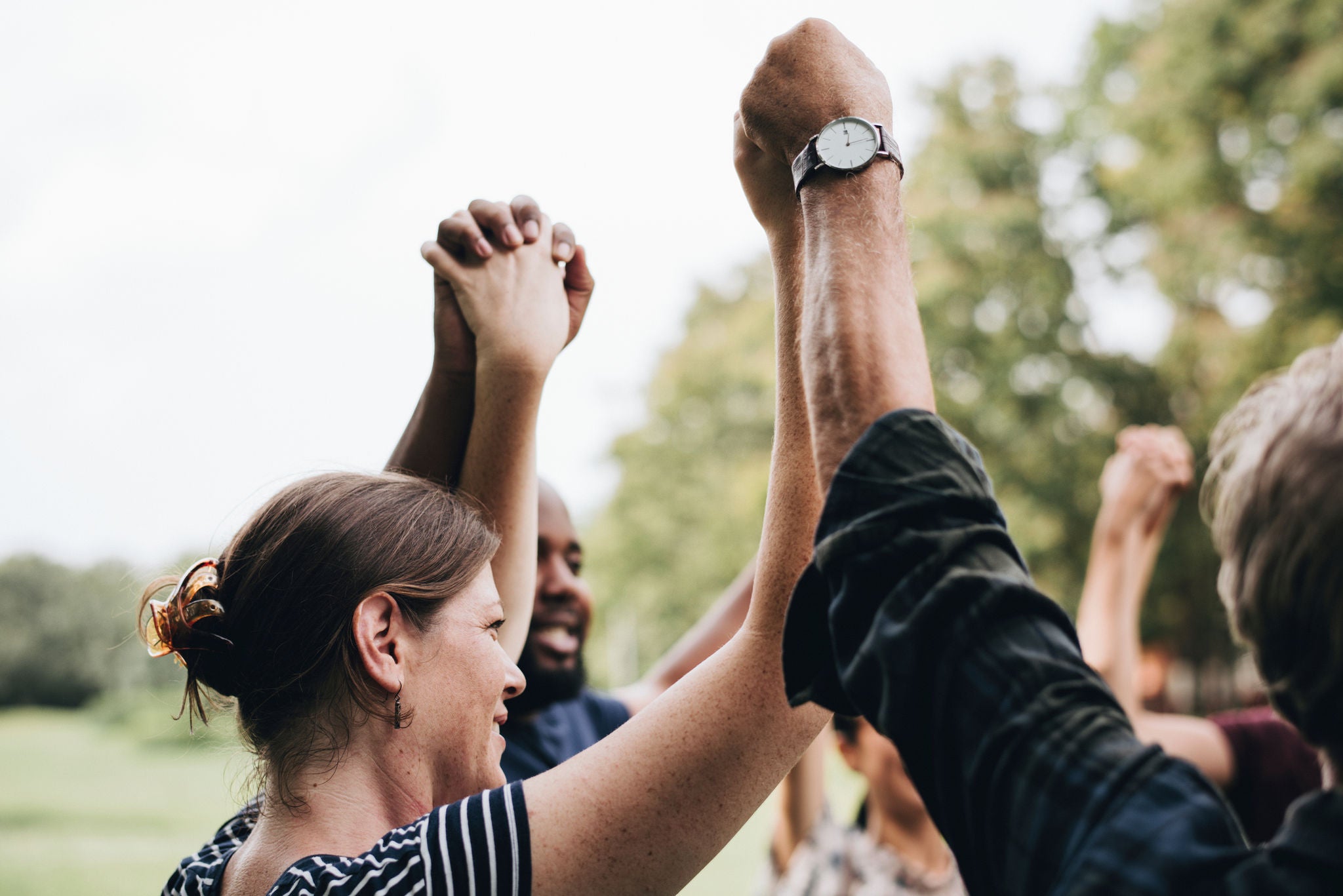 Groupe de personnes qui se tiennent la main au parc Groupe de personnes qui se tiennent la main au parc